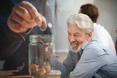 À 50 ans, combien devriez-vous avoir sur vos comptes ? Le montant peut surprendre
