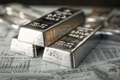 Après l'or, le prix de l'argent atteint un nouveau sommet historique de 50 $