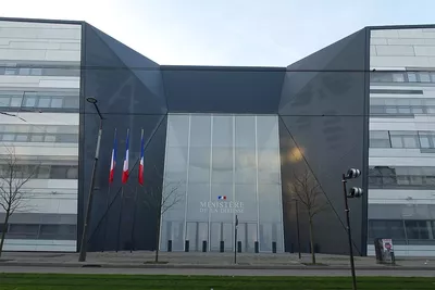 Assurance-vie : l’État va-t-il ponctionner l’épargne des Français pour financer la défense ?