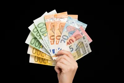Avez-vous plus d’argent que les autres Français ? Comparez salaire, épargne et dettes