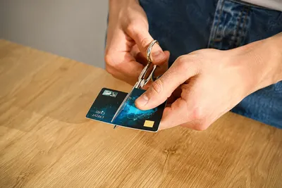 Beaucoup de Français découpent leur carte bancaire avant de la jeter : c'est une mauvaise idée