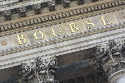 CAC 40 : la Bourse de Paris tient à 8.256, Sodexo plonge de 18,6% après son avertissement sur résultats