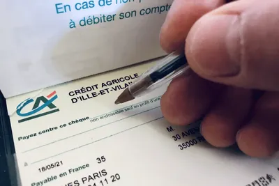 « C'est scandaleux » : cette pratique bancaire fait réagir de nombreux Français qui paient par chèque