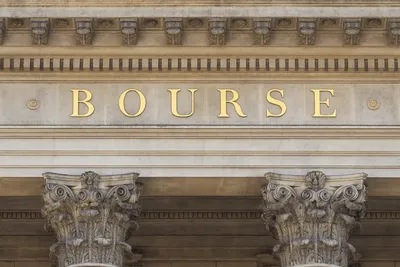 CAC 40 : la Bourse de Paris tente un rebond modéré après une semaine de repli, malgré un pétrole en hausse proche de 108 dollars