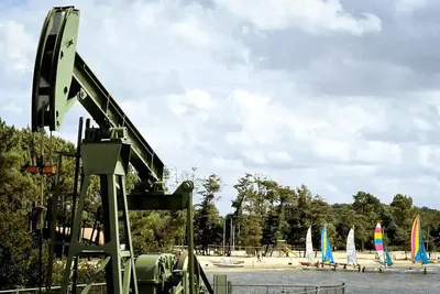 Ce lac en France de 3 540 hectares abrite des puits de pétrole encore actifs