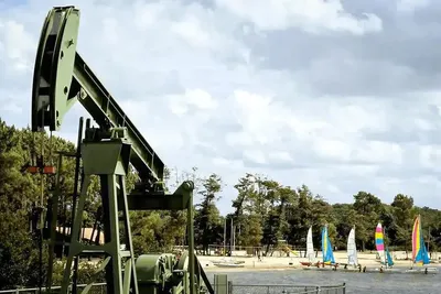 Ce lac français de 3 540 hectares abrite encore des puits de pétrole actifs