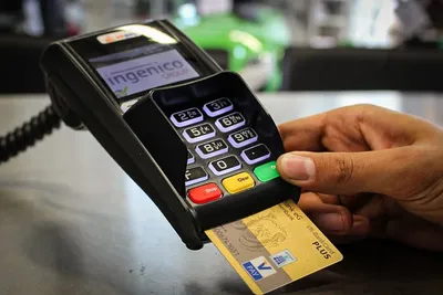 Chaque passage en caisse leur rapporte de l’argent : le jackpot des cartes bancaires pourrait bientôt disparaître