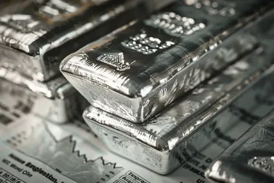 Chute historique du cours de l’argent sous pression monétaire et dollar fort