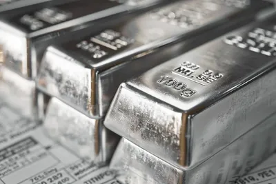 Le prix de l’argent se maintient à 44 $ sous pression géopolitique et avant une décision clé de la Fed