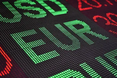 Le cours EUR/USD recule sous 1,1570, plombé par la fermeté du dollar
