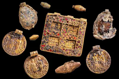 Des archéologues découvrent un luxueux tombeau, contenant des bijoux en or et des sceaux mystérieux.