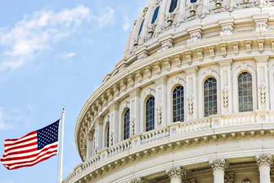 Dette des États-Unis : 1 000 milliards de plus tous les six mois, l’alerte grimpe