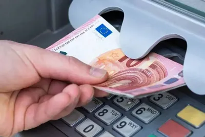 Distributeur de billets : si vous retirez plus de 10 000 €, votre banquier va vous téléphoner