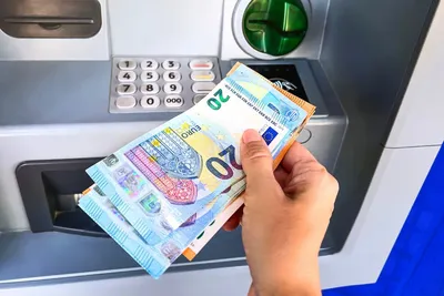 Distributeur : pourquoi faut-il vraiment éviter de retirer son argent le dimanche et le lundi ?