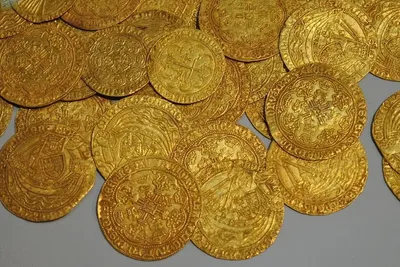 En jardinant, ils trouvent 70 pièces d’or vieilles de six siècles