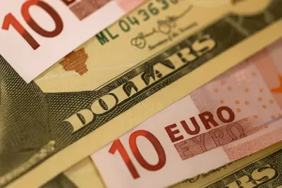EUR/USD dépasse 1,1700 malgré les tensions, avant l’intervention de Christine Lagarde