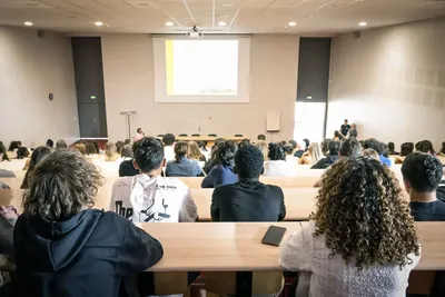 Faire des études rapporte-t-il encore vraiment ? Ce que les salaires révèlent selon le diplôme