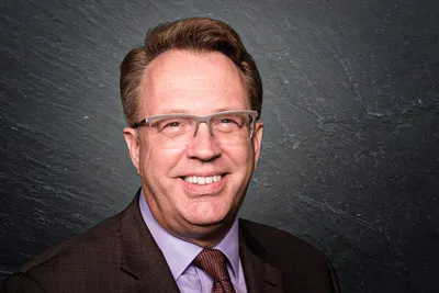 Fed : John Williams prévoit une inflation à 2,75%, portée par le conflit en Iran et les tarifs douaniers