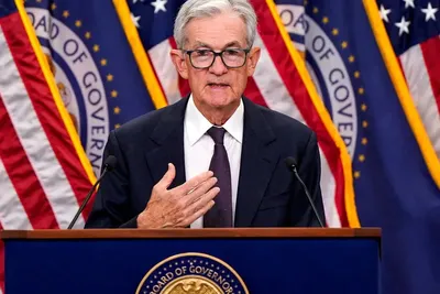 La Fed face à une économie plus solide que prévu, Powell temporise sur les taux