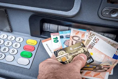 Il récupère des cartes bancaires dans les boîtes aux lettres et retire près de 40 000 € en liquide