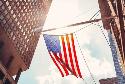 Indice de confiance des consommateurs US chute à 55, le dollar reste sous pression