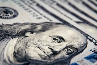 L’activité manufacturière américaine déçoit à moitié, le dollar poursuit sa chute