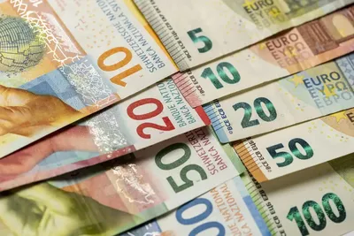 L'euro réduit ses pertes face au franc suisse après que les comptes de politique monétaire de la BCE ont réaffirmé leur position stable