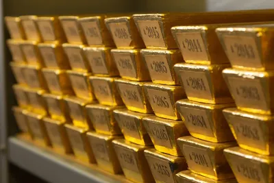 L’or pourrait grimper jusqu’à 10 000 $ : Wall Street et les BRICS achètent massivement