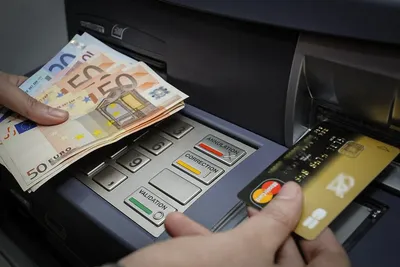 L'utilisation de la carte bancaire s'avère complexe pour de nombreuses personnes âgées : « Un problème majeur »