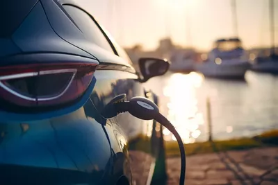 La course à l'or blanc : Les défis environnementaux et politiques du lithium pour les batteries de voitures électriques