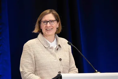 La Fed prépare deux nouvelles baisses de taux en 2025, Anna Paulson veut agir vite