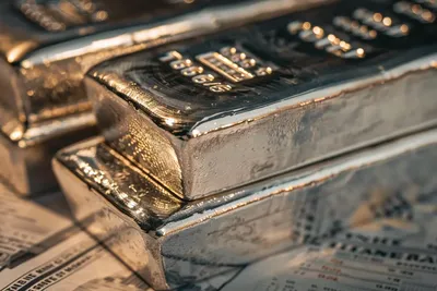 Le cours de l'argent chute brutalement à 52 $ : la détente USA-Chine fait plonger la demande-refuge