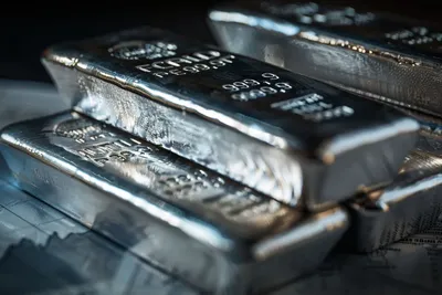 Le cours de l'argent chute sous 53 $ malgré les espoirs de baisse des taux