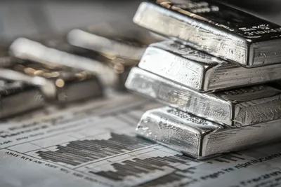 Le cours de l’argent dépasse 74 dollars et rallume les paris sur une Fed plus accommodante