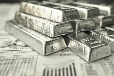 Le cours de l'argent explose à 94 $ l’once et rebat les cartes face à l’or