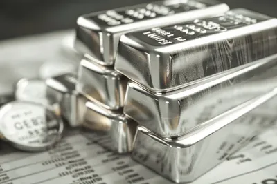 Le cours de l’argent explose à son plus haut depuis 2011, dopé par la panique à Washington