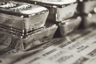 Le cours de l’argent face à la Fed : le seuil des 76,30 $ peut-il tenir ?