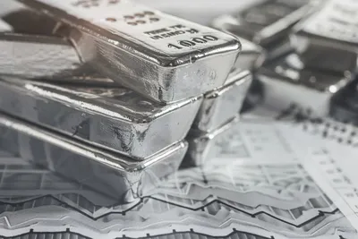 Le cours de l'argent franchit 73 $ après les signaux d’apaisement de Donald Trump sur l’Iran et le détroit d’Ormuz