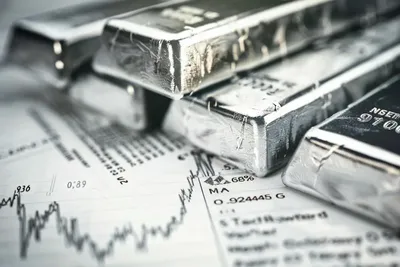 Le cours de l’argent frôle un sommet historique à 66,50 dollars sous l’effet du virage attendu de la Fed