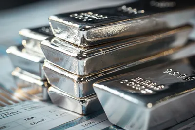 Le cours de l'argent rebondit de 2,70 % vers 70 dollars mais reste bloqué sous la moyenne mobile à 100 jours, avec un risque de chute vers 61 $