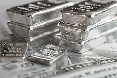 Le cours de l’argent rebondit face aux tensions commerciales et monétaires