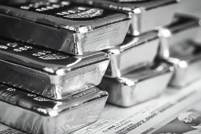 Le cours de l’argent recule vers 82 $ alors que le dollar américain reprend de la vigueur