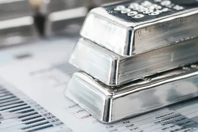 Le cours de l’argent remonte à 47,50 $ mais reste vulnérable : faut-il craindre un nouveau repli ?