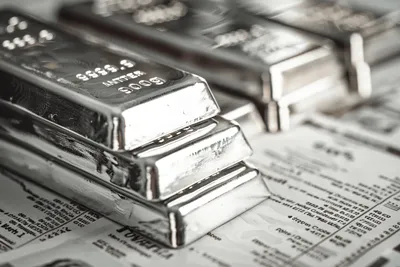 Le cours de l’argent remonte vers 72,35 dollars, mais reste fragile après le ton ferme de la Fed