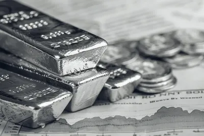 Le cours de l’argent replonge face aux tensions Iran–États-Unis et au rebond du dollar