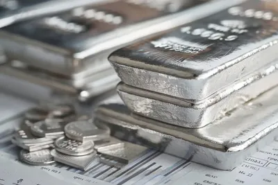 Le cours de l'argent s'effondre à 42,05 $, après un sommet vieux de 14 ans