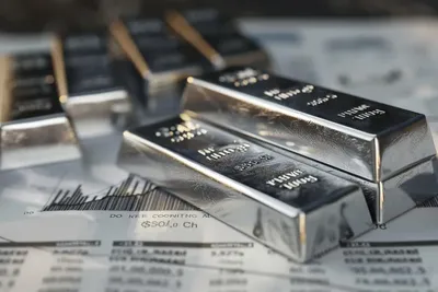Le cours de l'argent se replie légèrement après un nouveau sommet historique à 62,87 $