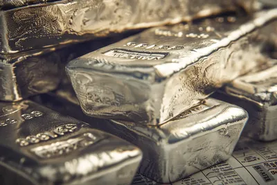 Le cours de l’argent tourne autour de 78 dollars, un marché sous tension mais soutenu par la technique