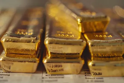 Le cours de l’or accroche 4 300 $ malgré la Fed floue et le front ukrainien figé