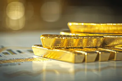 Le cours de l’or inscrit de nouveaux records au-dessus de 4 700 $, dopé par le spectre d’une guerre commerciale